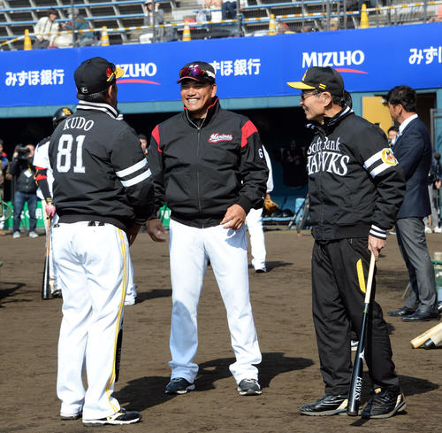 試合前、工藤監督、王会長と談笑するロッテの井口監督（中央）（撮影・今浪浩三）