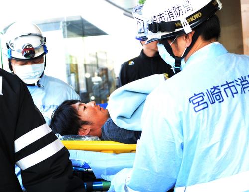 １８年２月２７日、救急車で病院に向かう明石