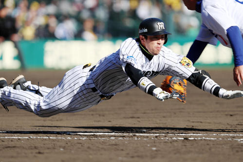 阪神対中日　三塁ゴロ内野安打を放ち一塁にヘッドスライディングする山崎憲晴（２０１８年３月１０日撮影）