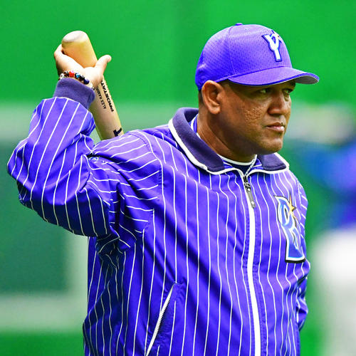 練習を見るラミレス監督（撮影・清水貴仁）