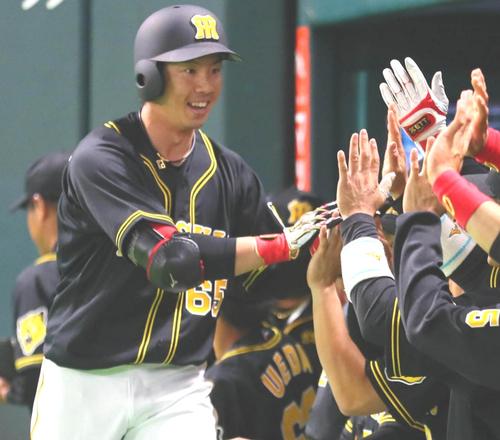 阪神緒方は中越え本塁打を放ちナインの出迎えを受ける（２０１８年３月３日撮影）