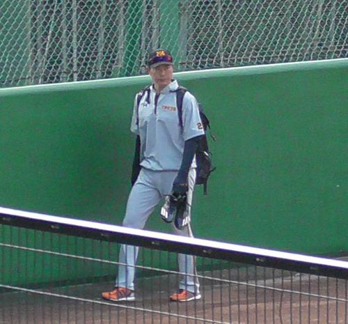 ジャイアンツ球場での早朝練習を終えた巨人内海は、若手のアップを見ながら室内へ移動する