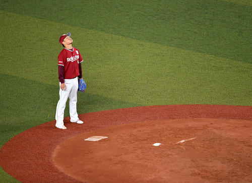 1回裏開始前、空を見上げ大きく息をはく楽天先発の則本(撮影・横山健太)