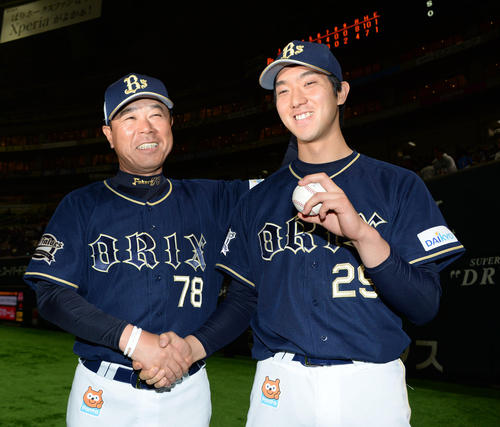 ソフトバンク対オリックス　プロ初勝利を飾り福良監督（左）から祝福される田嶋（撮影・今浪浩三）
