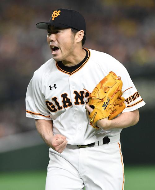 巨人対阪神 8回表を三者凡退に抑えガッツポーズする巨人上原(撮影・鈴木みどり)