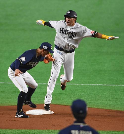 ソフトバンク対オリックス 1回裏ソフトバンク1死一塁、内川のとき二塁盗塁を決める柳田(撮影・今浪浩三)