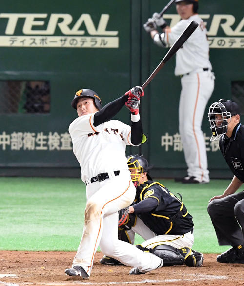 ８回裏巨人２死一、二塁、左中間へ３点本塁打を放つ岡本（撮影・たえ見朱実）