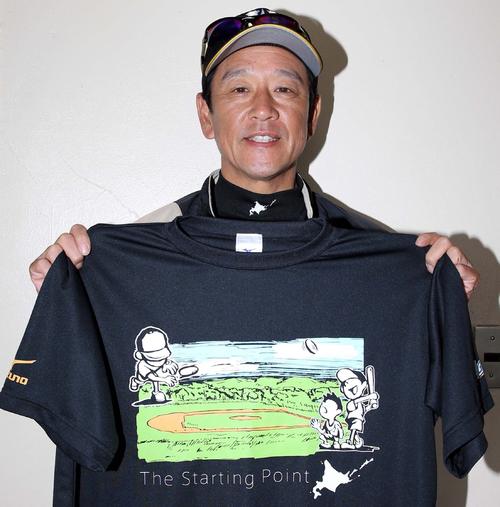 栗山監督が１４年に配ったＴシャツ（２０１４年２月撮影）