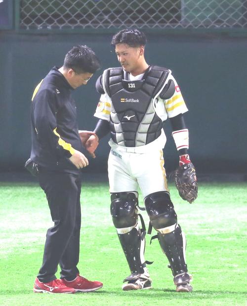 18年3月6日、加治屋のワンバウンドの投球で負傷するソフトバンク堀内
