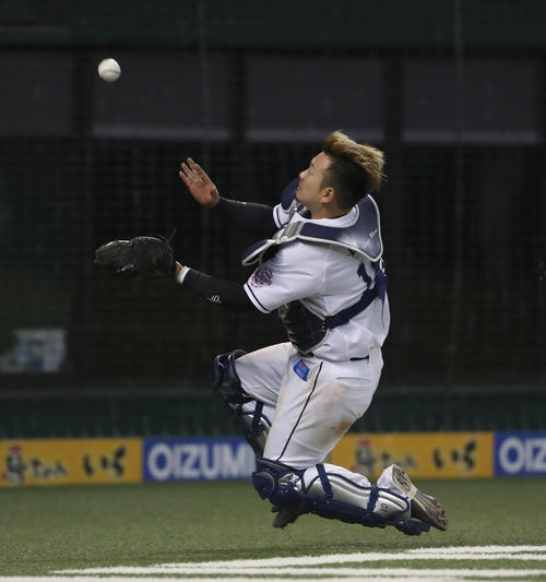 西武対日本ハム 7回表日本ハム無死一塁、石井一の打球を好捕する西武森(撮影・佐藤翔太)