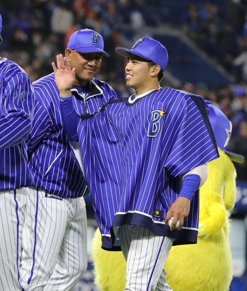 ＤｅＮＡ対巨人　東（右）は２勝目を挙げ、ウイニングボールを手にラミレス監督とタッチを交わす（撮影・林敏行）