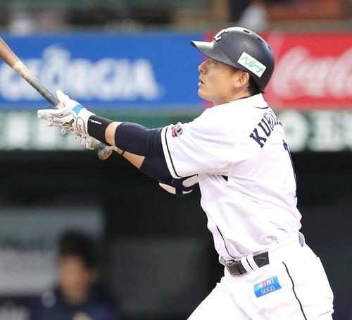 西武対オリックス 7回裏西武無死二、三塁、栗山巧は中犠飛を放つ(2018年4月8日撮影)