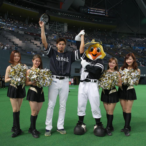 サイクル安打を達成した柳田はファンの声援に応える(撮影・佐藤翔太)