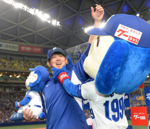 中日対ＤｅＮＡ　ヒーローインタビューでドアラの手荒い祝福を受ける松坂（撮影・前岡正明）