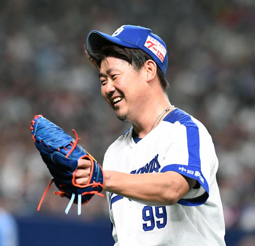 中日対ＤｅＮＡ　６回表ＤｅＮＡ２死一、二塁、大和を右飛に打ち取り笑顔でベンチに戻る松坂