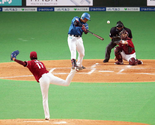 清宮幸太郎はプロ初安打となる中越え二塁打を放つ。楽天投手岸孝之（２０１８年５月２日撮影）