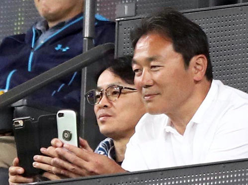 日本ハム清宮幸太郎のプロ初打席でスマートフォンのカメラを向ける父克幸さん（２０１８年５月２日撮影）