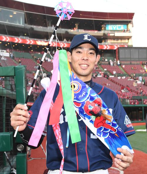 ヒーローインタビューを終えた西武秋山はこいのぼりを手に笑顔を見せる(撮影・山崎安昭)