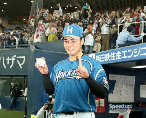 オリックス対日本ハム　試合後、１号のホームランボールを手に笑顔で撮影に応じる清宮（撮影・佐藤翔太）