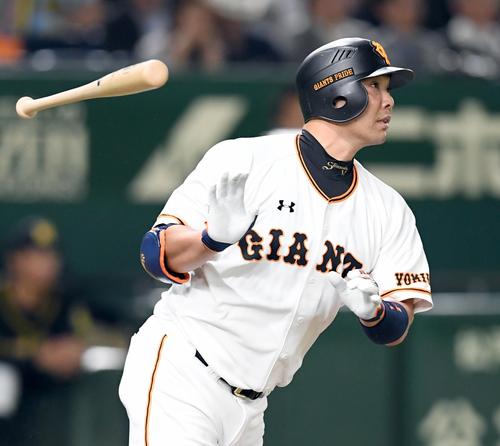 ３回裏巨人１死二、三塁、右越えに３点本塁打を放つ阿部（撮影・たえ見朱実）