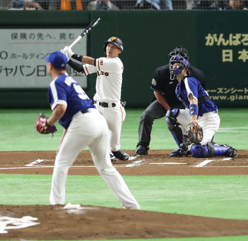 巨人対中日　１回裏巨人無死一塁、吉川尚は先制の右越え２点本塁打を放つ。投手松坂（撮影・林敏行）