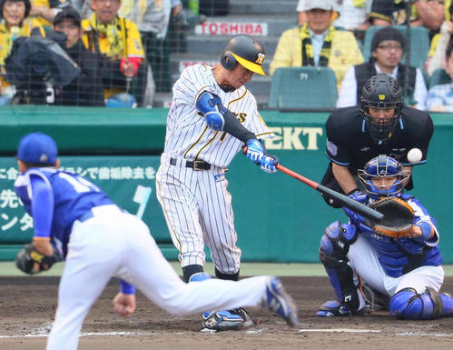 適時二塁打を放つ鳥谷敬（２０１８年５月６日撮影）