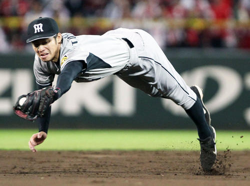 横っ飛びで好捕する遊撃手時代の鳥谷敬（２０１１年１０月２４日撮影）