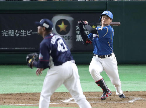 日本ハム対西武 7回裏日本ハム1死、右越え二塁打を放つ清宮。投手カスティーヨ(撮影・河野匠)
