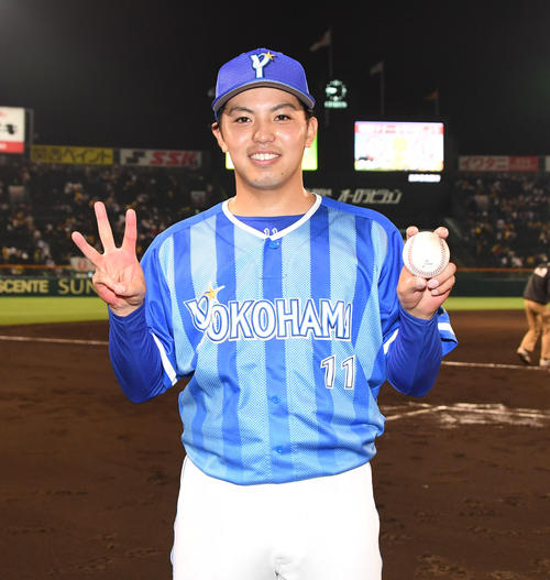 阪神対DeNA 3安打完封、3勝目をあげた東は笑顔でポーズ(撮影・奥田泰也)