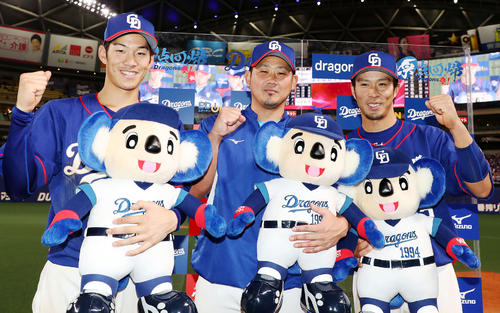 お立ち台でポーズを決める、左から、京田、松坂、福田(2018年5月20日撮影)