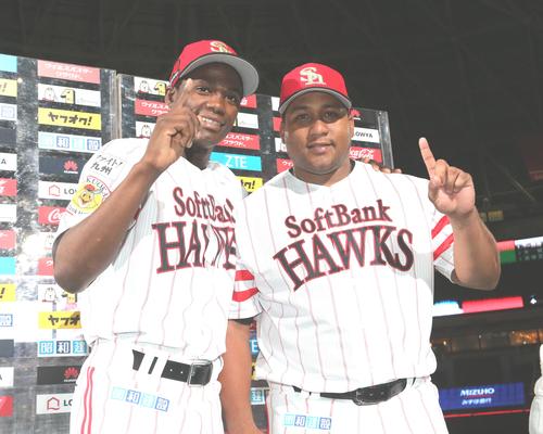 ソフトバンクのモイネロ（左）とデスパイネ（１７年９月１４日撮影）