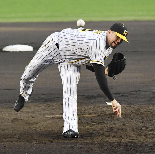 阪神対ヤクルト　先発し力投するメッセンジャー（撮影・奥田泰也）