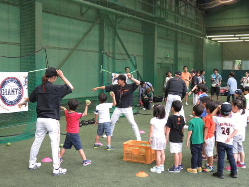 「トントン、クルッ」を教える巨人関係者(撮影・斎藤直樹)