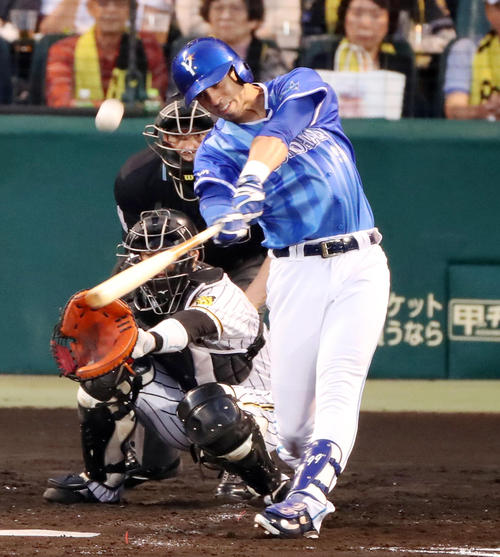 阪神対DeNA 3回表DeNA2死、ソトは左越えソロ本塁打を放つ(撮影・加藤哉)
