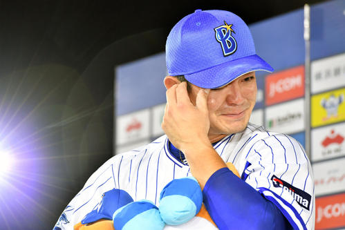 サヨナラ適時打を放ったＤｅＮＡ山下はヒーローインタビューで涙を流す（撮影・滝沢徹郎）