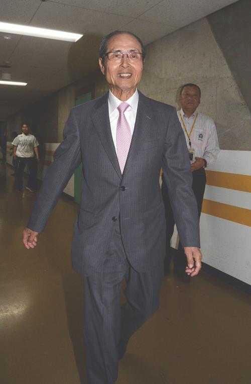 5月30日に一般女性と入籍し、囲み取材を終えた王貞治会長(撮影・今浪浩三)