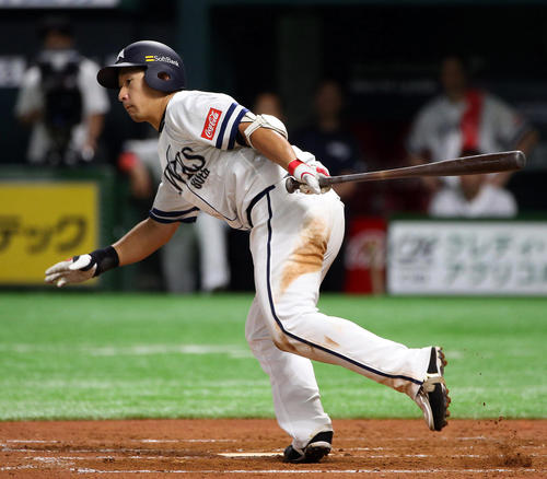 ７回裏２死二塁、塚田は左前適時打を放つ（撮影・栗木一考）