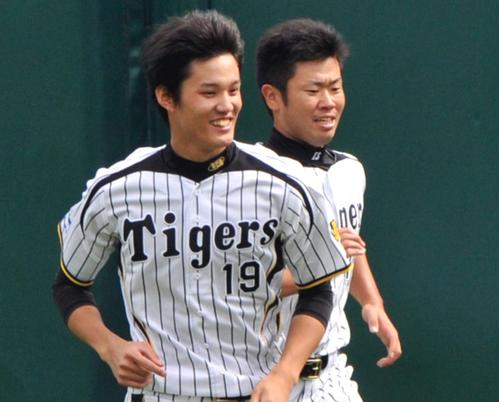 榎田（奥）とランニングで競り合う藤浪（２０１３年１０月２４日撮影）