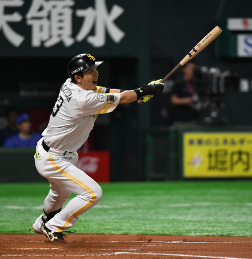 ７回裏、松田は右越えに本塁打を放つ（撮影・今浪浩三）