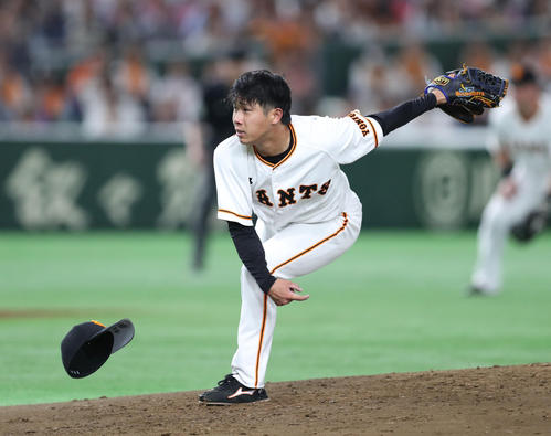 巨人対日本ハム 帽子をとばしながら力投する巨人先発の鍬原拓也(2018年5月31日撮影)