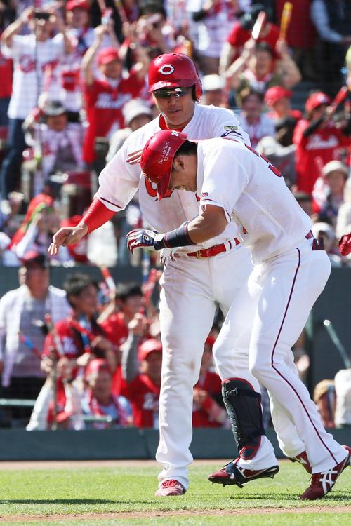 野間は逆転満塁本塁打を放ち、新井（左）から手荒い祝福を受ける（２０１８年５月１９日撮影）