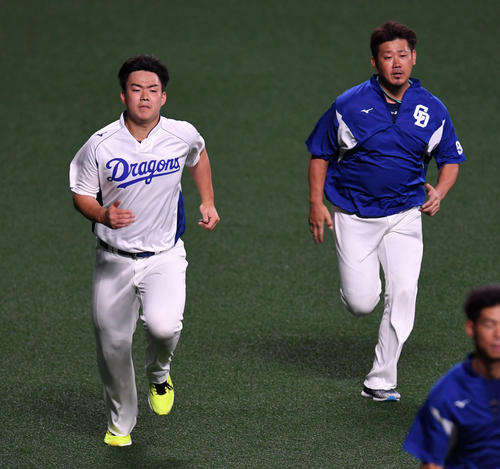 外野を走る小笠原（左）と松坂（２０１８年６月５日撮影）