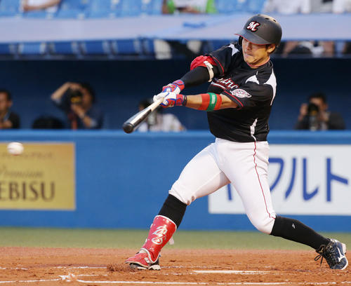 ヤクルト戦で適時打を放つ鈴木大地（２０１８年５月２９日撮影）
