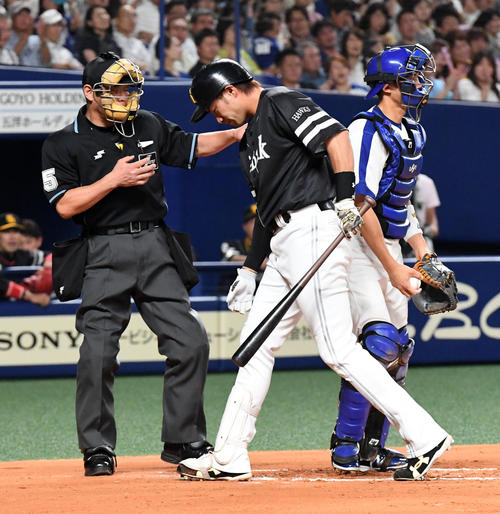 中日対ソフトバンク　１回表ソフトバンク２死一塁、柳田は見逃しの三振に倒れる（撮影・前岡正明）