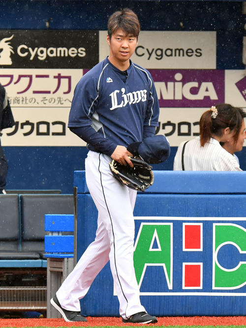 雨の中グラウンドへ出る西武十亀剣（２０１８年６月６日撮影）