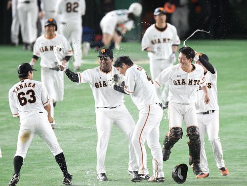 巨人対西武　９回裏巨人１死満塁、サヨナラの右前適時打を放った大城（中央右）はナインに水をかけられる（撮影・鈴木みどり）