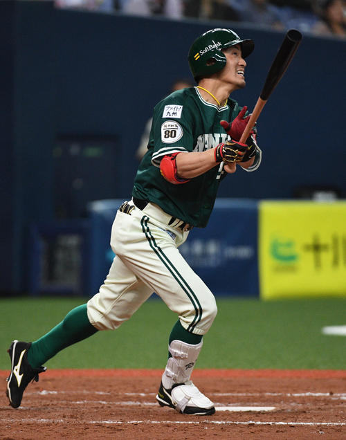 オリックス対ソフトバンク　９回表無死、城所は右越え本塁打を放つ（撮影・渦原淳）