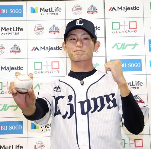 プロ初勝利をしウイニングボールを手にガッツポーズする西武今井(撮影・鈴木正人)