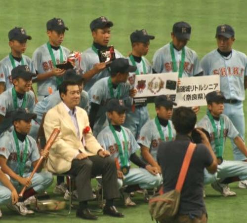 橿原磯城シニア時代、原氏と記念撮影する鍬原（前列左）、後列右から木下コーチ、岡本（提供写真）