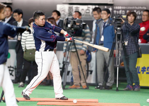 ティー打撃をする西武山川穂高(2018年3月29日撮影)